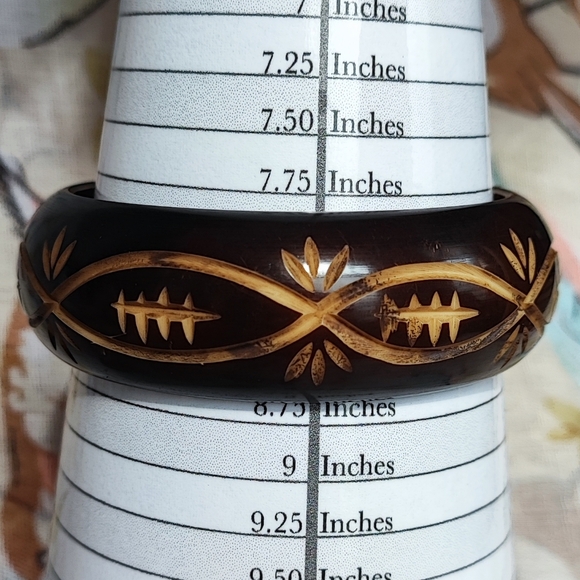 Brown Carved Plastic Heavy Plastic Vintage Infinity Bracelet No Seams - Picture 2 of 7